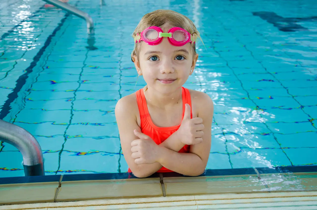 Kindern Schwimmen beibringen – Tipps & Übungen für Eltern